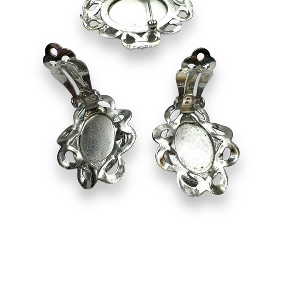Whiting & Davis Co Matte Cameo Silvertone Brooch Clip On Earrings - Picture 8 of 10